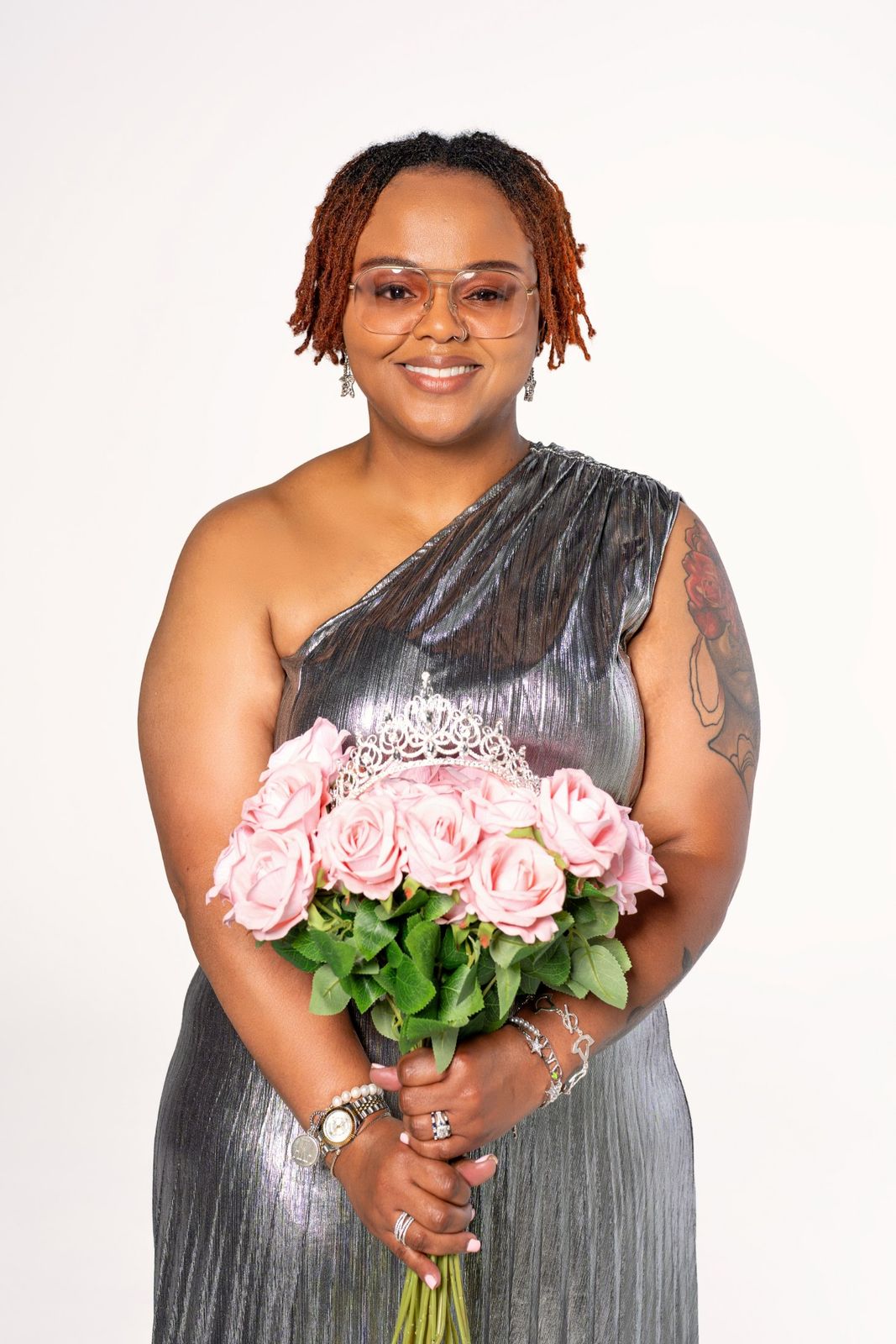 Portrait with pink rose bouquet and tiara